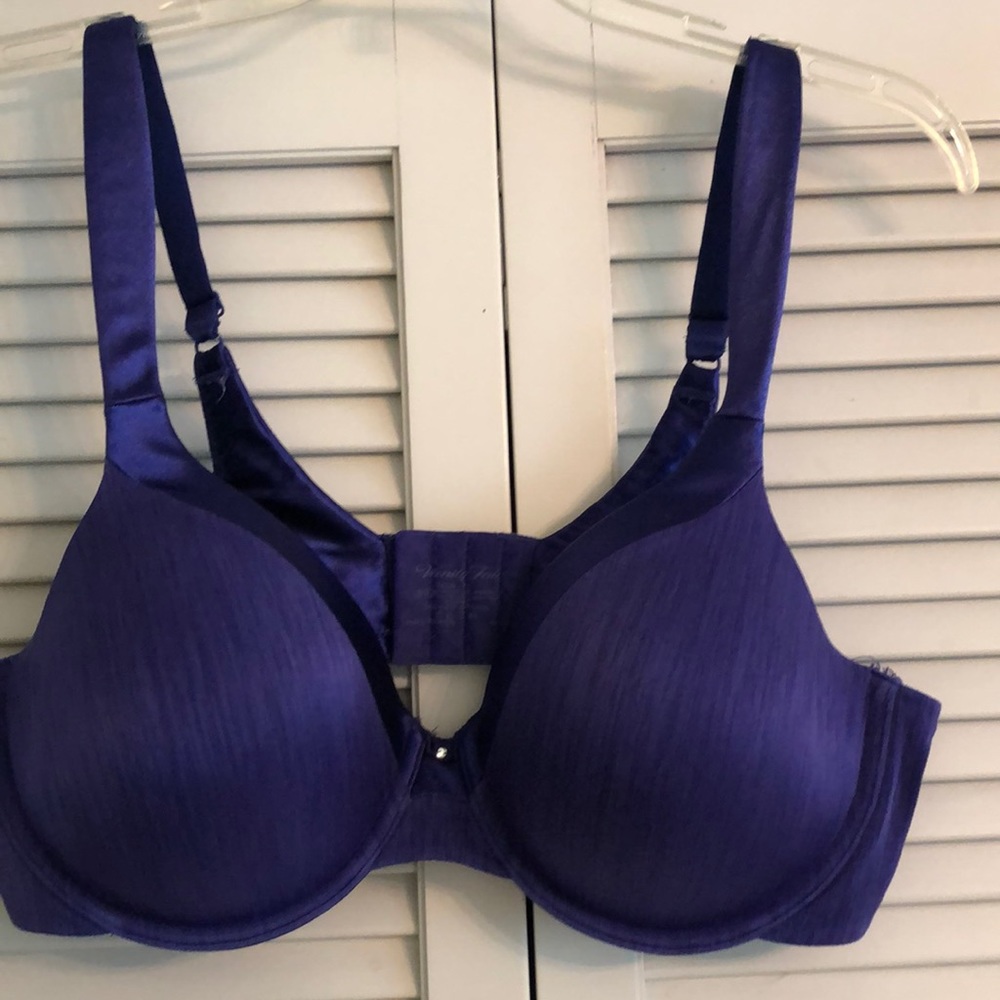 40C Vanity Fair bra with underwire.  Royal blue.  Color like last 2 pics.